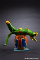 藏品(木桶上的綠天使)的圖片