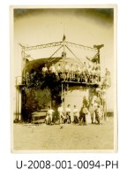 藏品(臺南州立臺南專修工業學校學生合照於校內瓦斯儲存槽前)的圖片