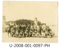 藏品(臺南州立臺南專修工業學校學生合照於明治橋前)的圖片