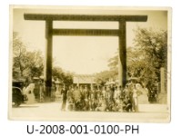 藏品(臺南州立臺南專修工業學校學生合照於臺南神社鳥居前)的圖片