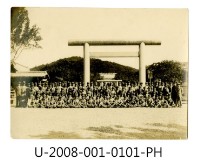 藏品(臺南州立臺南專修工業學校學生合照於臺灣神社鳥居前)的圖片