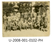 藏品(臺南州立臺南專修工業學校學生合照於神社石燈籠前)的圖片