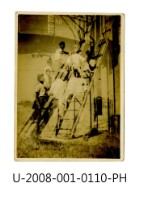 藏品(臺南州立臺南專修工業學校學生合照於校內瓦斯儲存槽前)的圖片