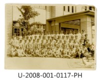 藏品(臺南州立臺南專修工業學校學生合照於校門前)的圖片