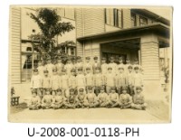 藏品(臺南州立臺南專修工業學校學生合照於校門前)的圖片