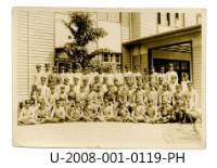 藏品(臺南州立臺南專修工業學校學生合照於校門前)的圖片