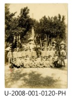 藏品(臺南州立臺南專修工業學校學生合照於神社石燈籠前)的圖片
