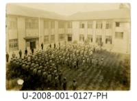 藏品(臺南州立臺南專修工業學校學生於學校中庭集會照)的圖片