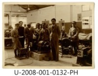 藏品(臺南州立臺南專修工業學校學生與老師維修馬達合照)的圖片