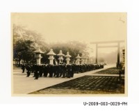 藏品(臺南州立臺南專修工業學校學生於臺南神社參拜照)的圖片