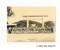 藏品(臺南州立臺南專修工業學校學生合照於臺灣神社鳥居前)的圖片