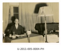 藏品(《台南高工開校十周年記念祭寫真帖》若槻校長於臺南放送局紀念廣播)的圖片