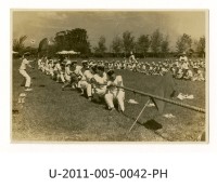 藏品(《台南高工開校十周年記念祭寫真帖》職員對生徒綱引)的圖片