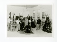 藏品(材料強弱實驗室合影)的圖片