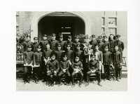 藏品(臺南高等工業學校學生本館前合影)的圖片