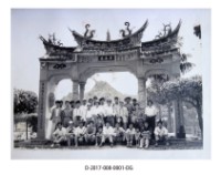 藏品(民國46年物理系一年級學生班遊合照)的圖片