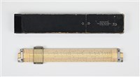 藏品(盟總佔領日本時期製「HEMMI公司SUN No.153」竹製計算尺組)的圖片