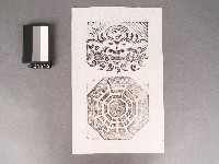 藏品(獅頭啣劍、太極八卦木刻版畫)的圖片