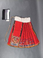 藏品(紅地彩繡海濤龍紋馬面裙)的圖片