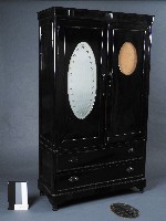 藏品(木製衣櫥)的圖片