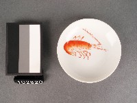 藏品(紅彩蝦紋碟)的圖片