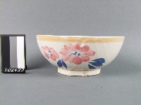 藏品(黃金釉青花桃紅彩花卉紋碗)的圖片