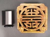 藏品(黃釉壽字花窗)的圖片