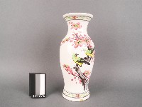 藏品(白地花卉紋花瓶)的圖片