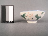 藏品(紅藍綠彩花卉葉紋碗)的圖片