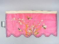 藏品(紅底花鳥紋門籬布飾)的圖片