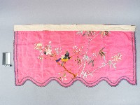 藏品(紅底花竹鳥紋門籬布飾)的圖片