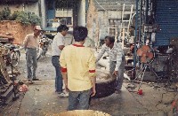 藏品(林午先生及其子林烈旗修鑼)的圖片