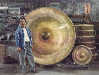 藏品(林午先生與五尺大鑼合影)的圖片