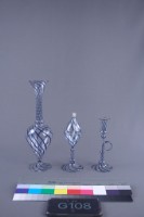 藏品(花瓶、燭台、油燈)的圖片