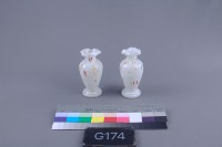 藏品(白底什色花瓶（一對）)的圖片