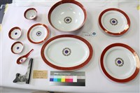 藏品(黑蝙蝠紀念瓷器餐具一組)的圖片