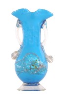 藏品(水藍色雙繫耳浮雕花卉紋細頸玻璃花瓶)的圖片