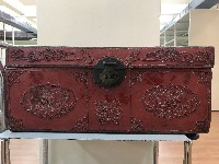 藏品(方形皮質雕花皮箱)的圖片