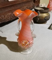 藏品(波浪口雙耳浮雕折枝花卉紋細頸橘色玻璃花瓶)的圖片