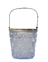 藏品(金屬提梁方形浮雕花紋淡藍色透明玻璃直筒)的圖片