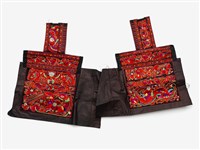 藏品(中國施洞苗族深褐色紅刺繡繡片)的圖片