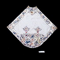 藏品(吉祥繡扇形白色肚兜)的圖片