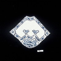 藏品(吉祥繡扇菱形附雙屏層口袋肚兜)的圖片