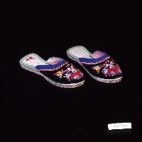 藏品(臺灣客家女子繡花拖鞋)的圖片
