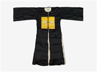藏品(黑色無領黃框長擺戲服)的圖片