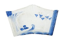 藏品(青花舟艇人物飛鳥紋五角變形皿)的圖片