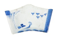 藏品(青花舟艇人物飛鳥紋五角變形皿)的圖片