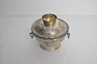 藏品(總督府徽紋雙繫環帶蓋銀碗三套組)的圖片