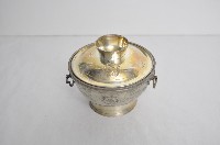 藏品(總督府徽紋雙繫環帶蓋銀碗三套組)的圖片