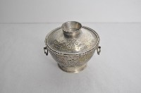 藏品(總督府徽紋雙繫環帶蓋銀碗三套組)的圖片